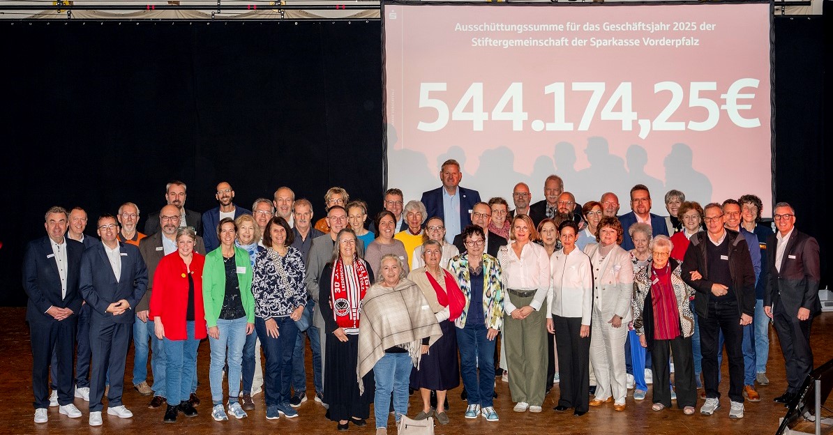 Jubiläum Stiftergemeinschaft der Sparkasse Vorderpfalz Gruppenbild mit Stifterinnen und Stiftern der Stiftergemeinschaft der Sparkasse Vorderpfalz