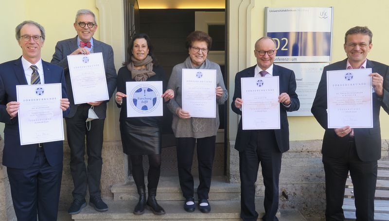 Stiftungsrat mit den Förderurkunden Stiftung Forschung hilft