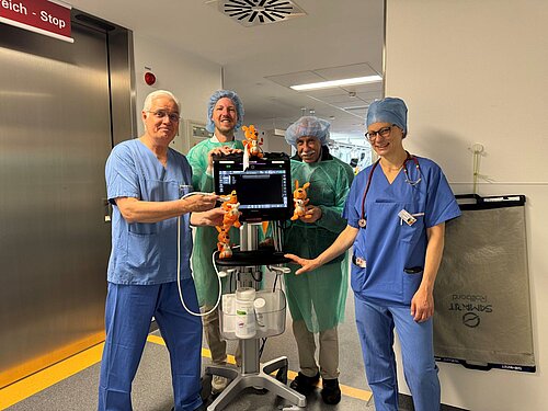 Teamfoto Kinderchirurgie Augsburg mit gespendetem Ultraschallgerät