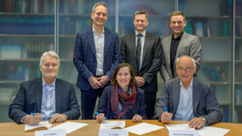 Die Vereinbarung wird unterzeichnet von Verantwortlichen