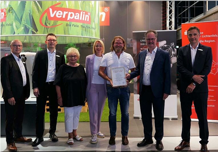 Verpalin Joachim Baumann Stiftung André Baumann mit Stiftungsurkunde