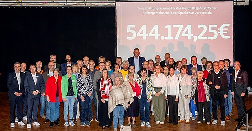 Gruppenbild mit Stifterinnen und Stiftern der Stiftergemeinschaft der Sparkasse Vorderpfalz