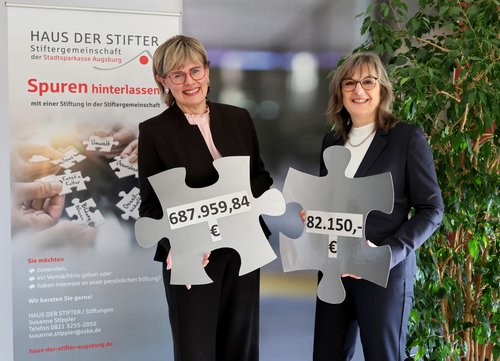 ornelia Kollmer und Susanne Stippler mit Spendenscheck vom HAUS DER STIFTER