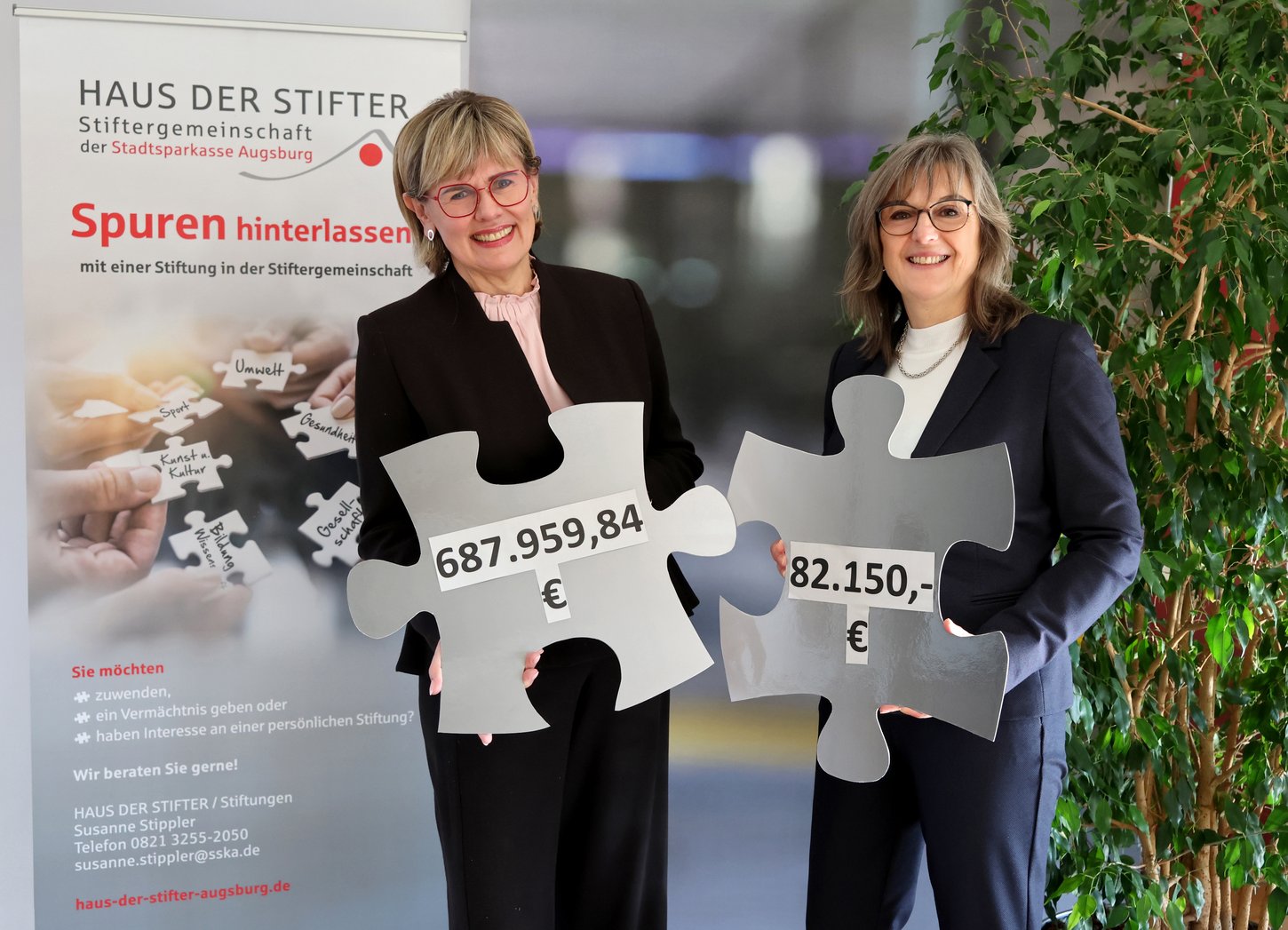 Cornelia Kollmer und Susanne Stippler ornelia Kollmer und Susanne Stippler mit Spendenscheck vom HAUS DER STIFTER